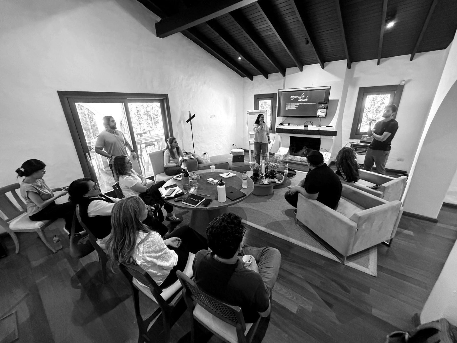 Workshop en un living con el equipo de marca